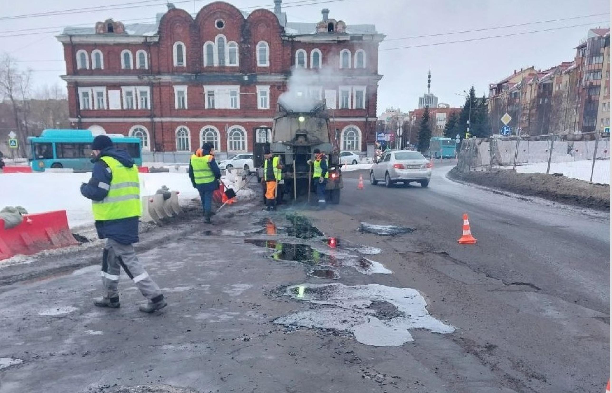 В Архангельске на площади у морского-речного вокзала ремонтируют дорогу